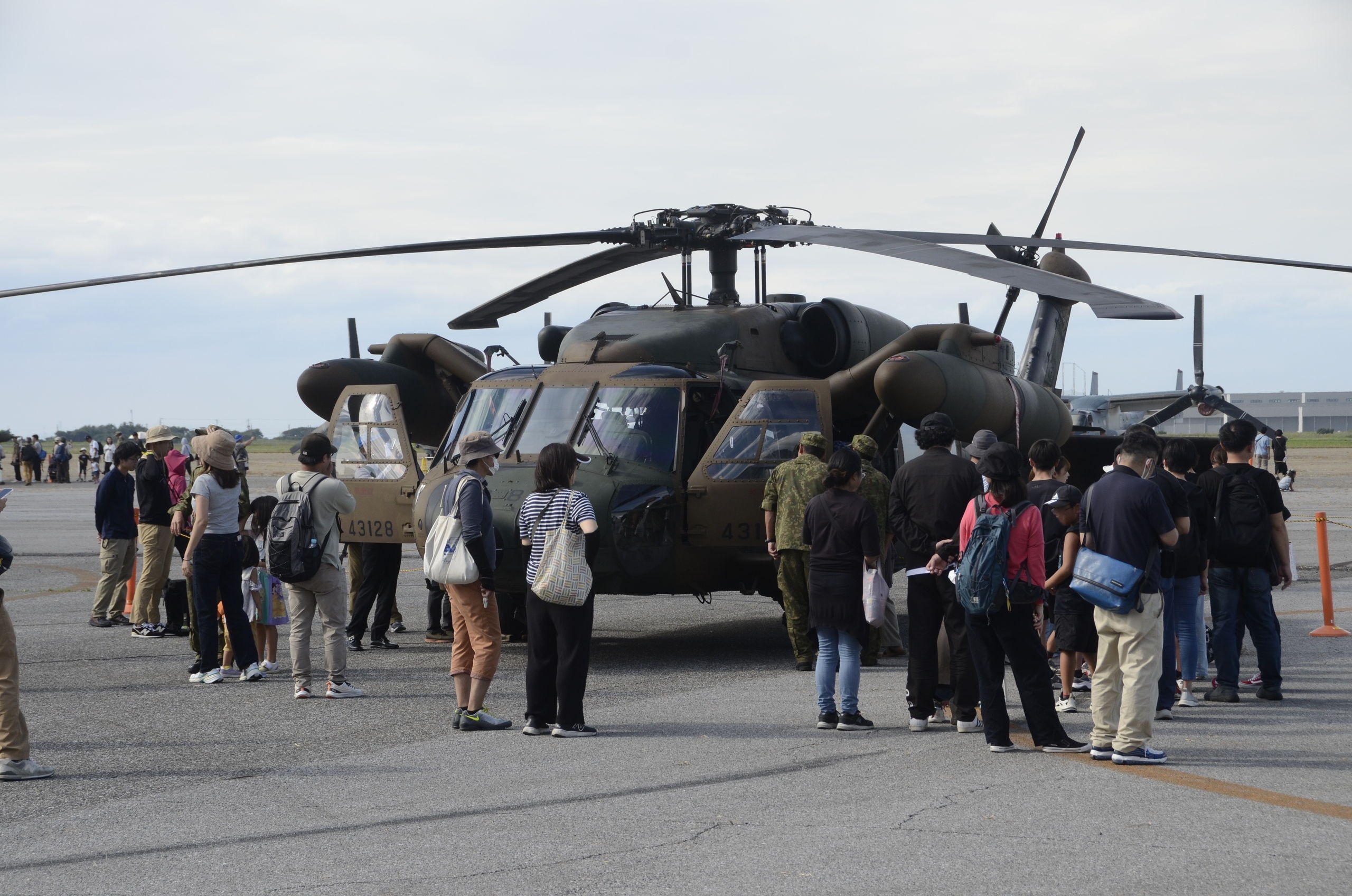 ＵＨ６０ＪＡを見学している写真